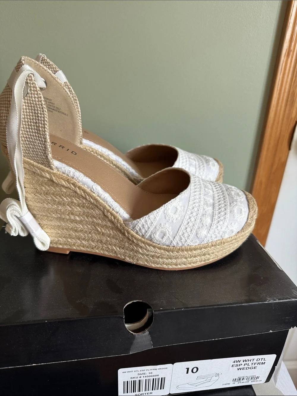 New Torrid white Embroidered Espadrille Wedges w/Ankle Ties 10 wide & 10.5 wide